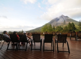 Terrace with a direct view to the Arenal volcano