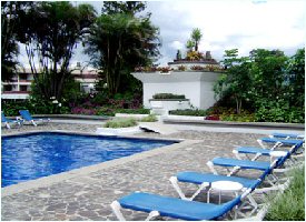 Swimming pool at the Bouganvillea Hotel in San José