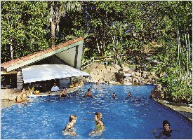 Swimming pool and pool bar at Si Como No Hotel in Costa Rica