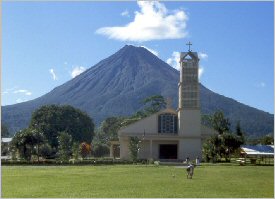 The La Fortuna Church offers a spectacular picture spot